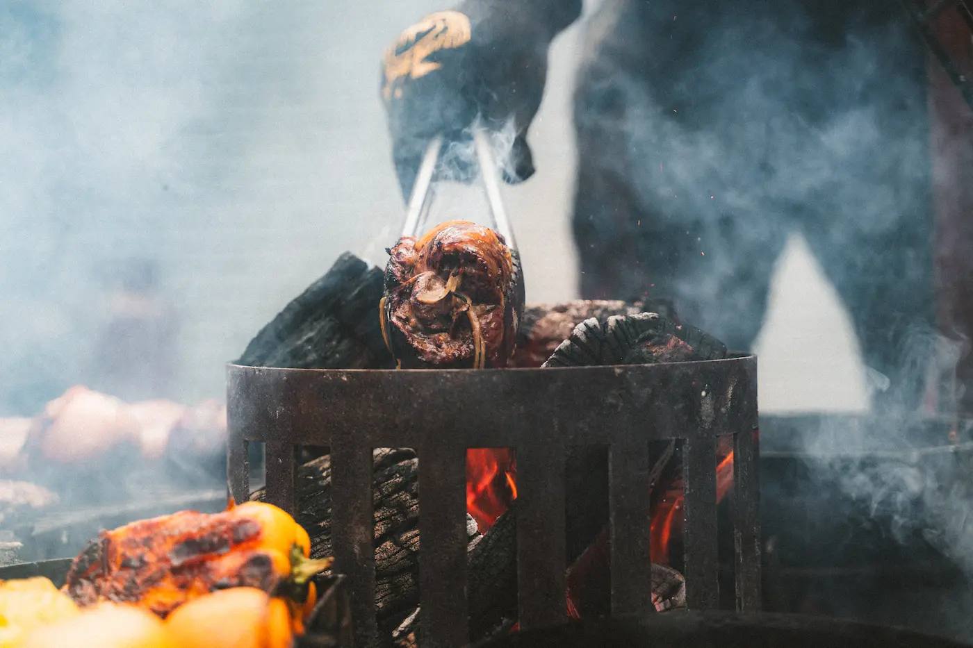 Großes Stück Fleisch wird direkt an der Kohle gegrillt