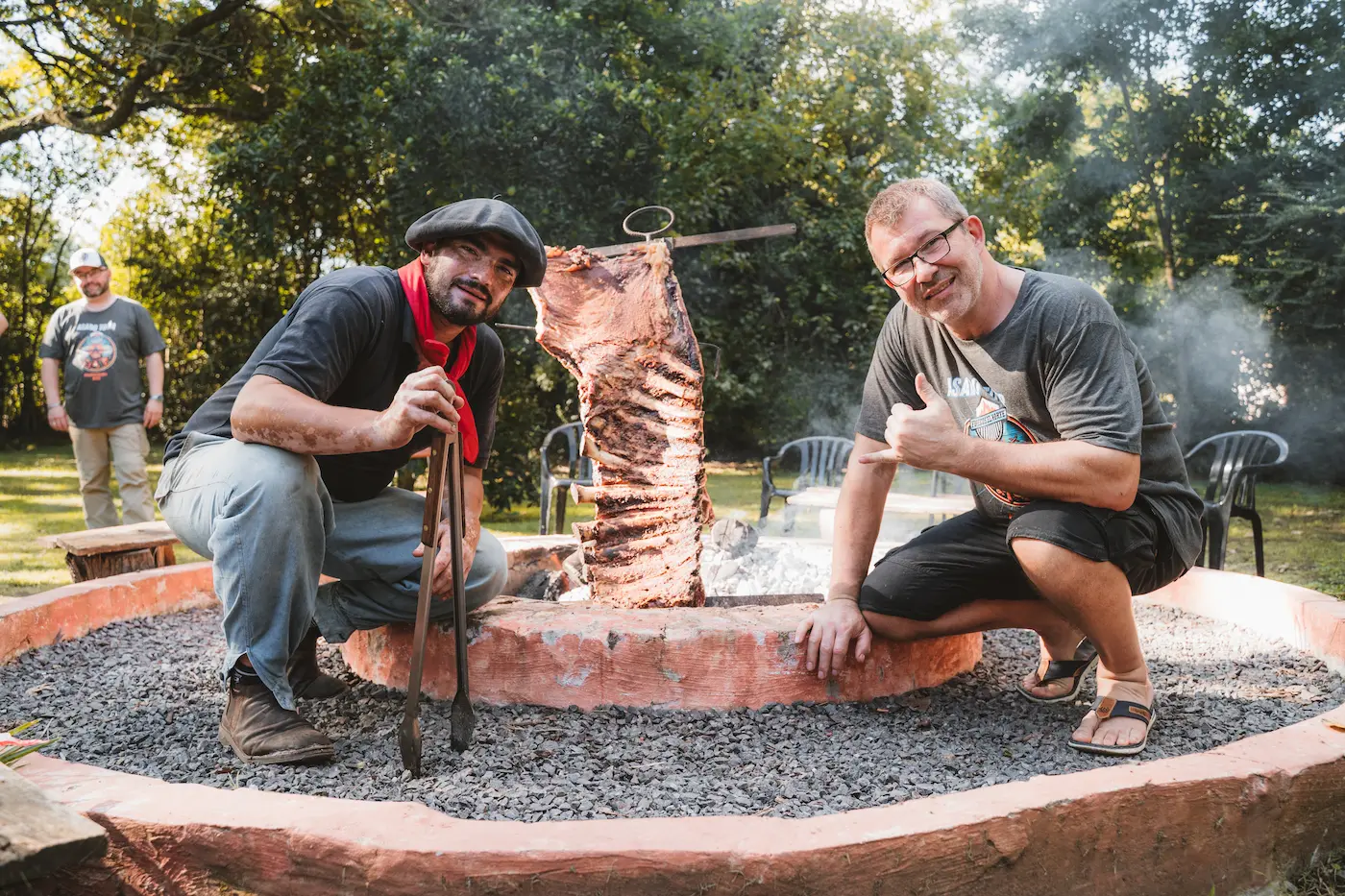 Daniel Wolf mit Asadar Kollege vor großem Stück Fleisch am Asado-Kreuz